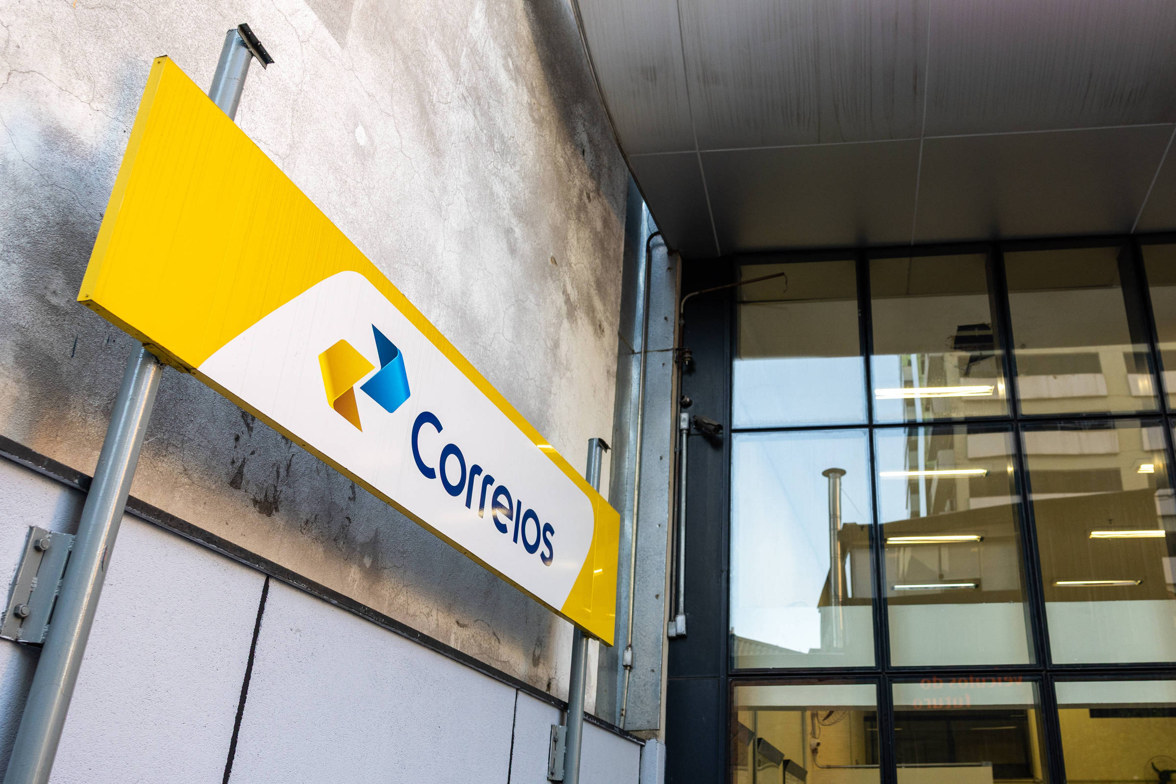 Correios: prejuízo de R$ 5,5 bi no 1º semestre levanta debate sobre futuro da estatal